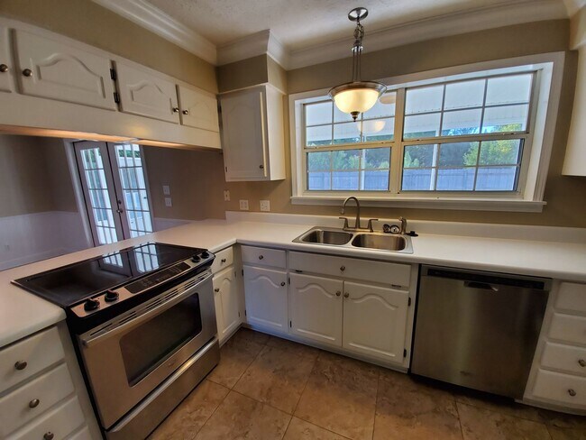 Building Photo - For Lease! Summer Breeze 3 BR|2 BA Home Ne...