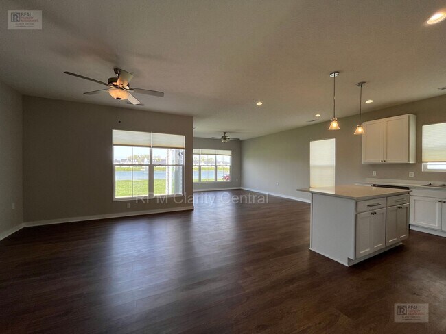 Foto del edificio - Beautiful 3BR Home with Pond Views, Modern Finishes & Low-Maintenance Living