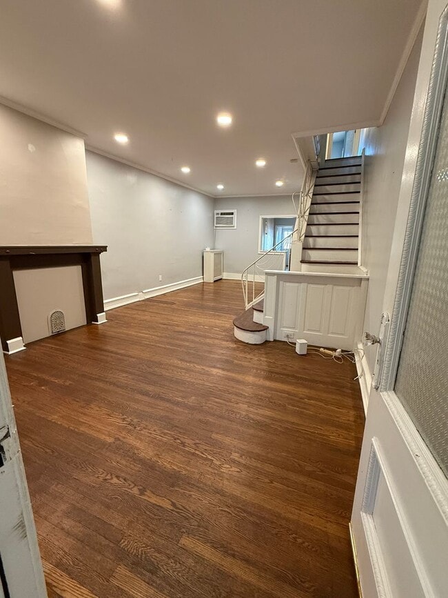 Building Photo - 3-Bedroom 1.5-Bathroom Home with Garage in...