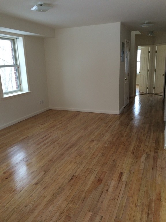 Foto principal - 3247 Riverdale Ave