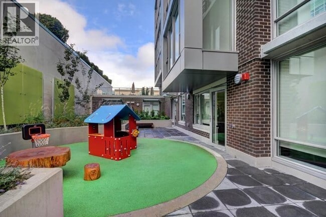 Building Photo - 538 W 7th Ave