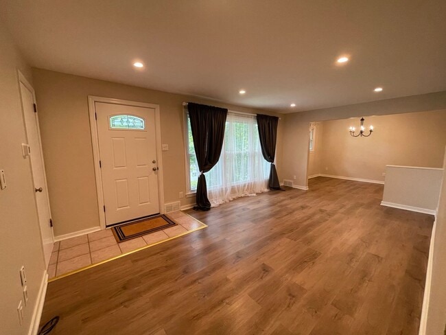 Building Photo - Tastefully Updated 3 Bedroom Home in McCandless!