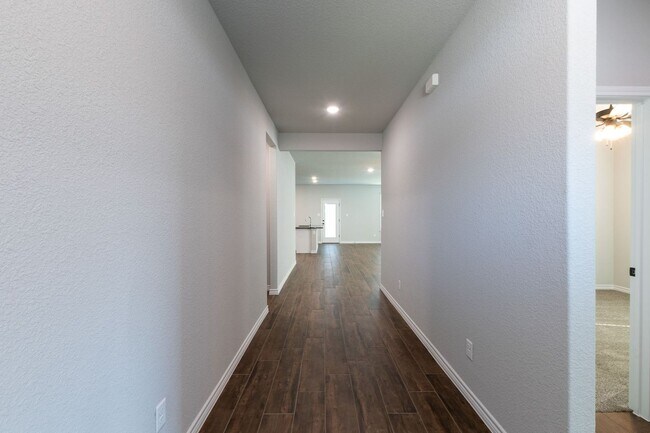 Foto del edificio - RENT REDUCTION - AVAILABLE NOW!