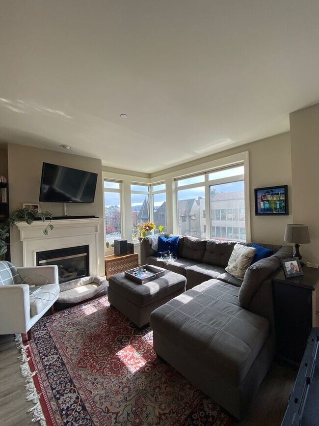 Building Photo - Spacious Eastlake 2bd/2ba Condo! Rest of A...