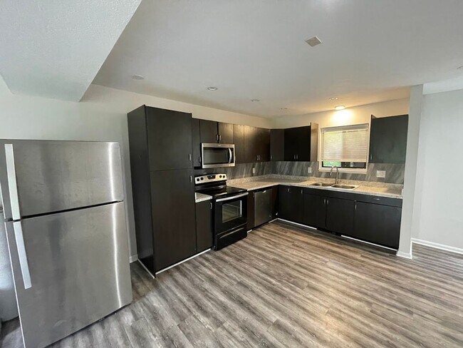 Foto del edificio - Three bedroom one bathroom townhouse for rent