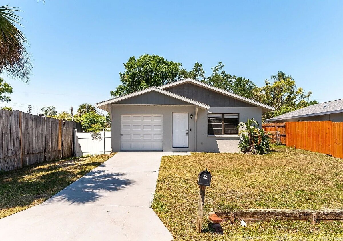 Primary Photo - Pet Friendly - Sarasota 3 Bedroom Home