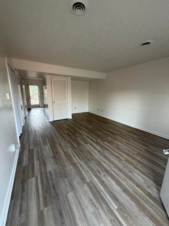 Foto del edificio - 106 Heritage Dr