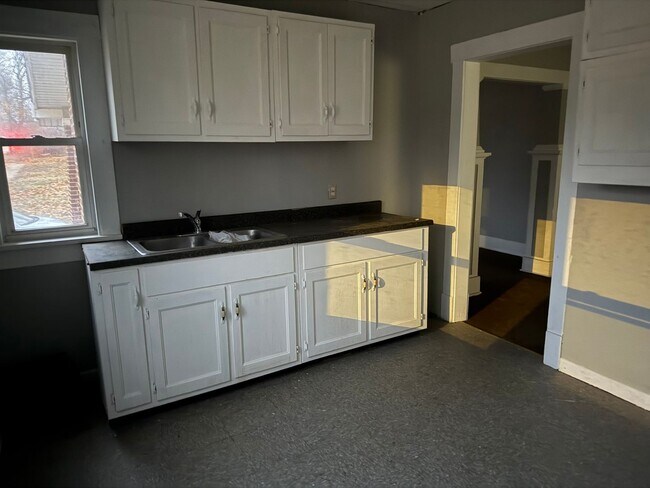 Foto del edificio - Cozy 2 BR/1 BA with fireplace/full basement!