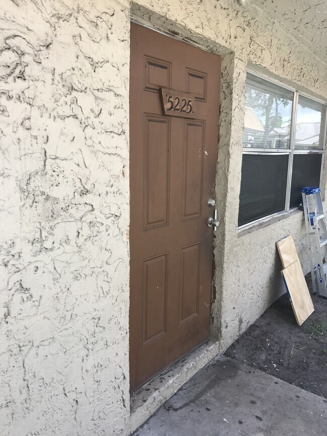 Building Photo - Large 2-1 with central air