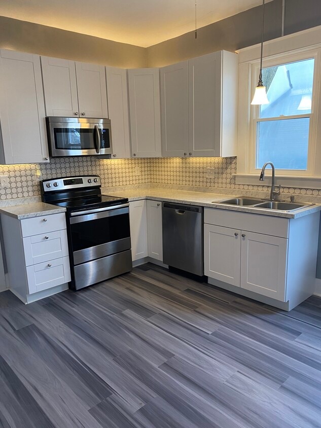 Large Kitchen - 38 Prospect St