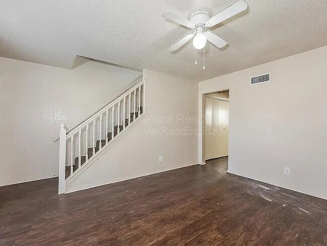 Foto del edificio - Room in Apartment on Shadydell Dr
