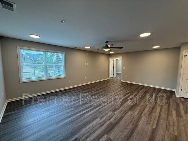 Building Photo - 7085 Hanesbrook Cir