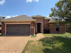 Building Photo - 617 Alder Ln
