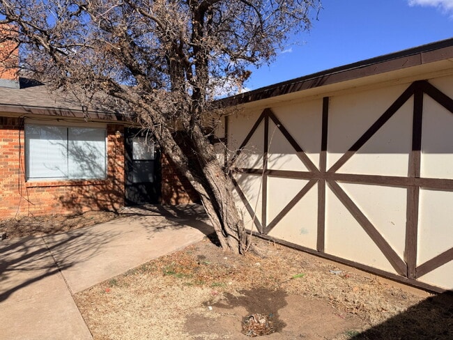 Building Photo - Three Bedroom Duplex