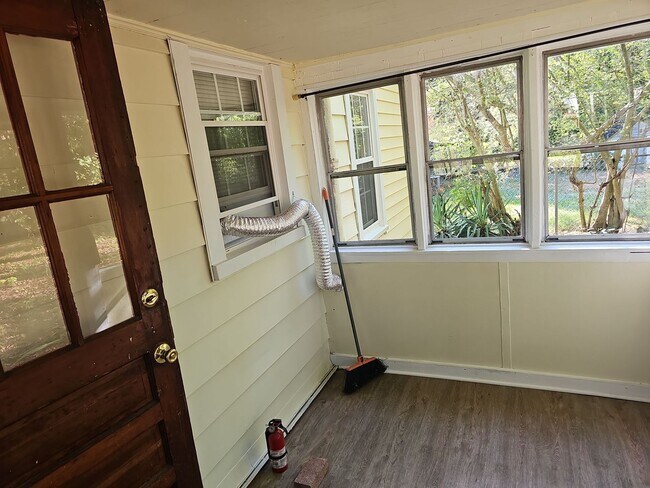 Foto del edificio - Beautiful 2 bedroom in quiet neighborhood ...