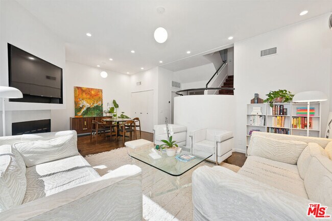 Foto del edificio - 148 S Roxbury Dr