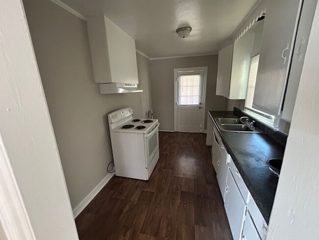 Building Photo - 3 Bedroom House near Carlie C's - Vouchers...