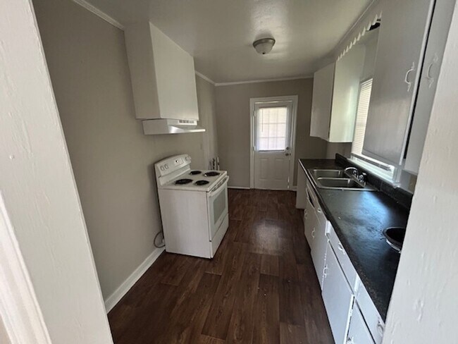 Foto del edificio - 3 Bedroom House near Carlie C's - Vouchers...