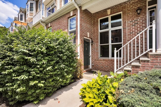Building Photo - 292 Roslyn Ct