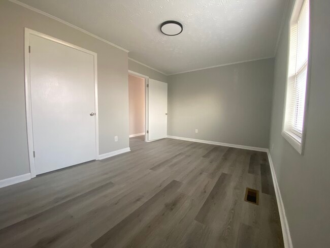 Building Photo - 213 Tara Dr