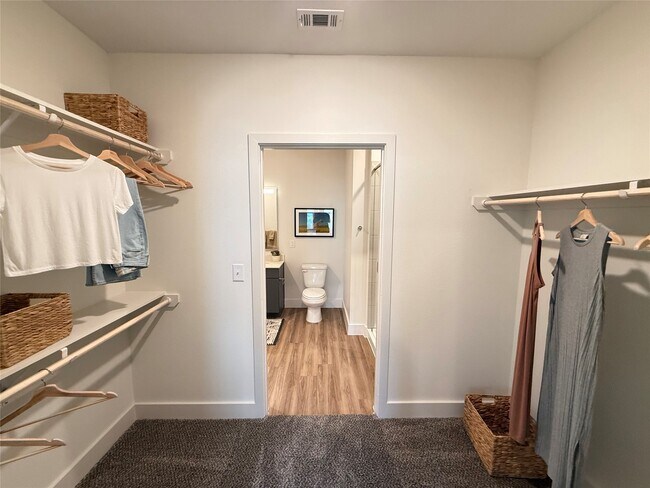 Foto del edificio - 641 W Crosstimbers St