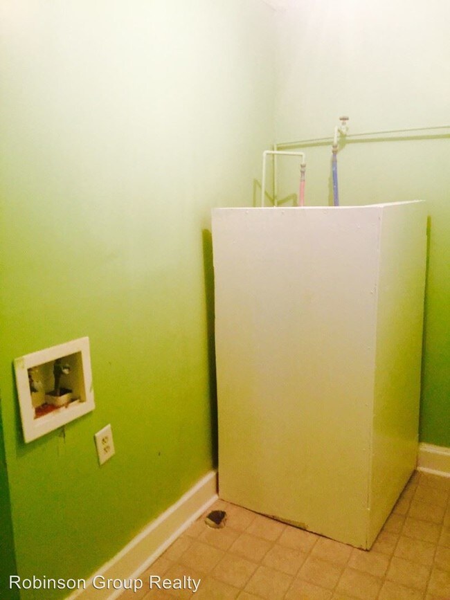 Building Photo - 4 br, 1.5 bath House - 137 Green Tree Drive