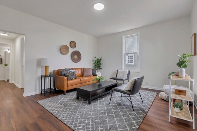 Building Photo - 566 E Locust St