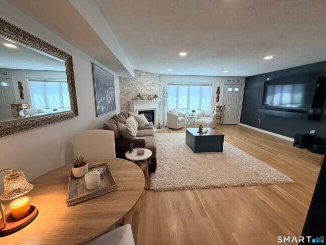 Foto del edificio - 20 Wolf Hill Rd
