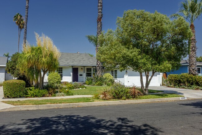 Foto del edificio - Beautiful 3-Bedroom Home with Pool in Tarzana!