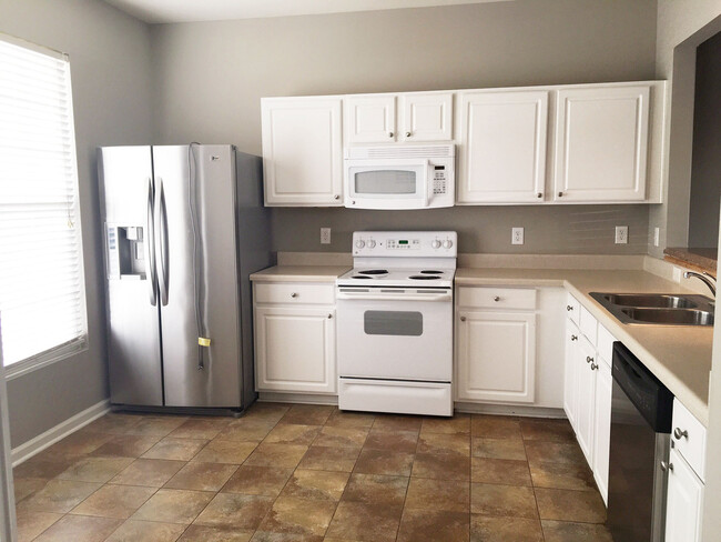 Building Photo - North Raleigh Location! End-Unit Townhouse...