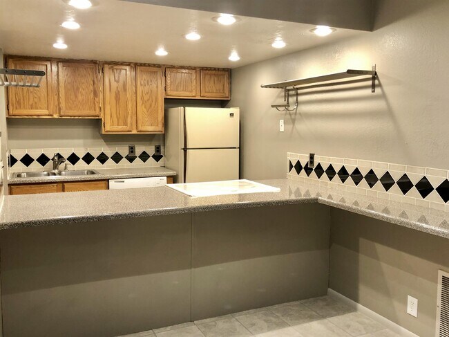 Building Photo - 4830 Highland Cir