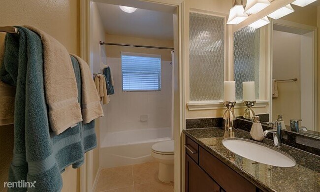 Foto del edificio - 2 br, 2 bath Townhome - 6666 Chimney Rock