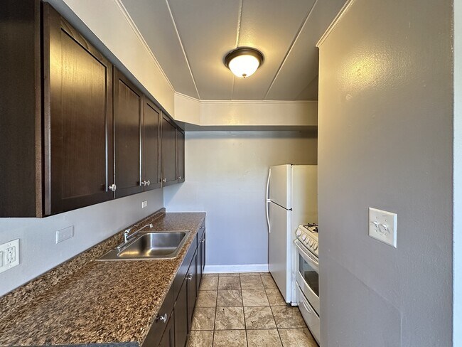 Building Photo - 9610 Ivanhoe Ave