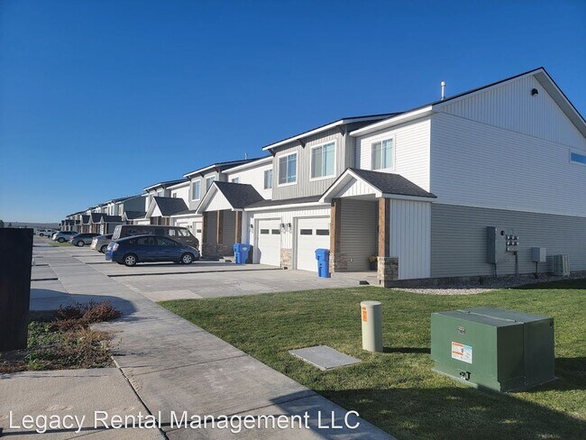 Building Photo - 3 br, 2.5 bath House - 452 S. 3rd W.