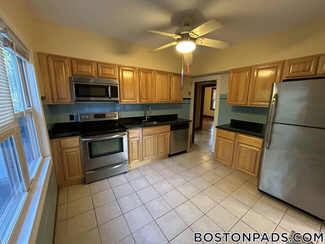 Building Photo - 48 Oak St