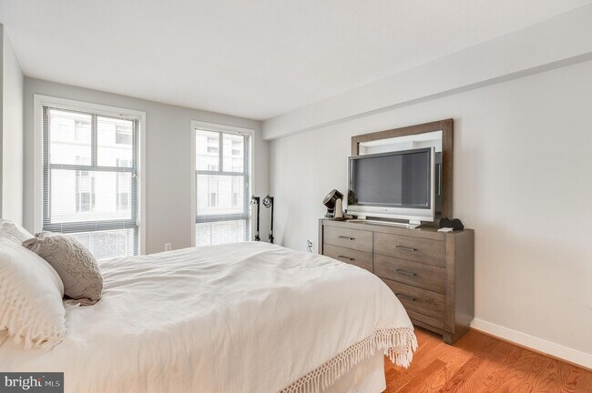 Foto del edificio - 616 E Street NW Unit 321