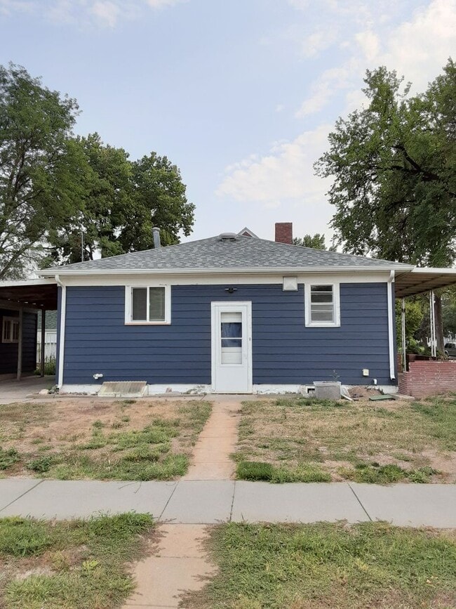 Building Photo - Two bedroom, one bathroom, pet friendly ho...