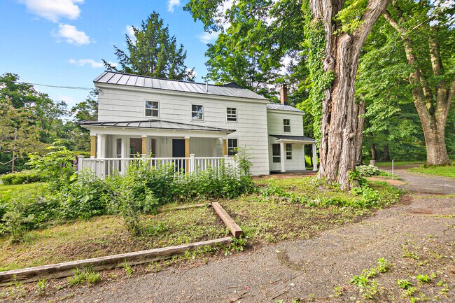 Building Photo - 424 E River Rd