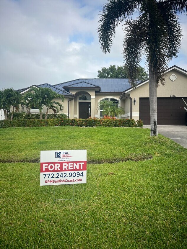 Foto principal - Convenient 3/2/2 PSL Home with Backyard Oa...