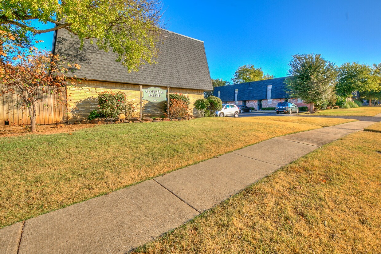 Primary Photo - 1213 Lakecrest Dr