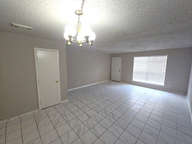Foto del edificio - 15625 Weldon Dr