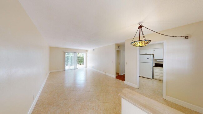 Foto del edificio - 2 BR 1.5 BA   Cozy Condo  N. Palm Beach