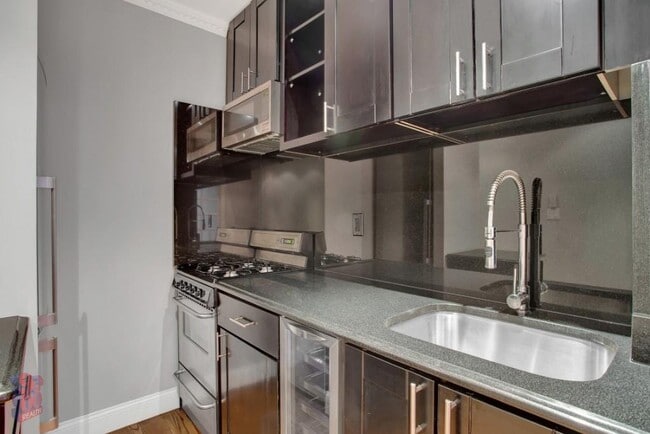 Building Photo - 438 W 52nd St
