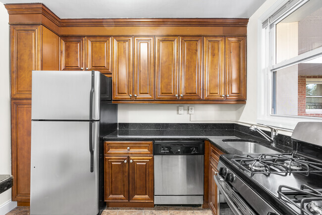 Kitchen - 1BR, 1BA - 770 SF - Greenwich Close Apartments