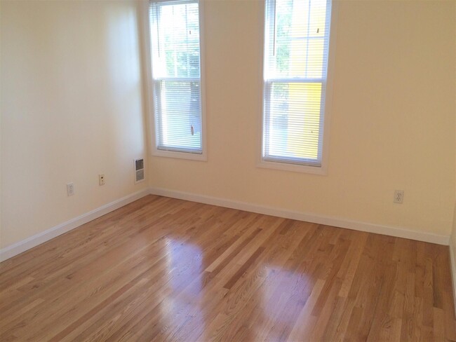 Building Photo - 16 Rockland Pl