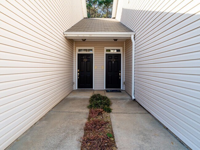 Building Photo - 2 Bedroom 2 Bath Garden Level Condo
