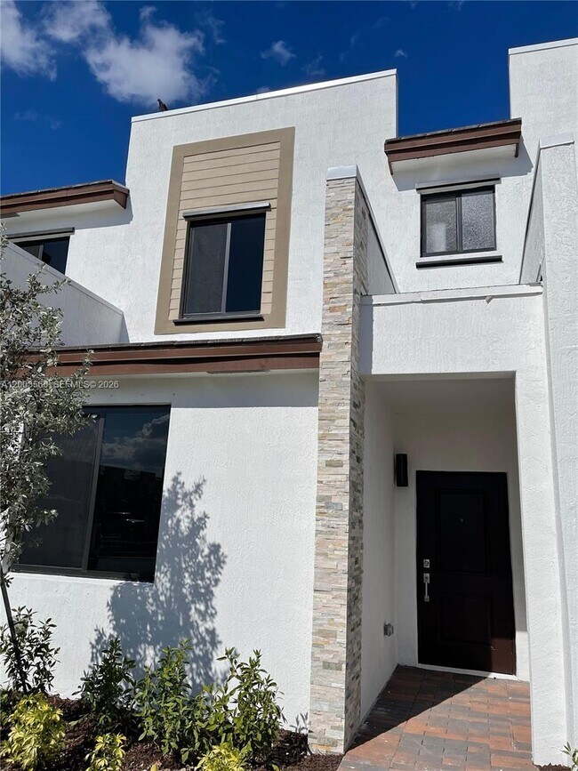 Foto del edificio - 813 NE 211th St
