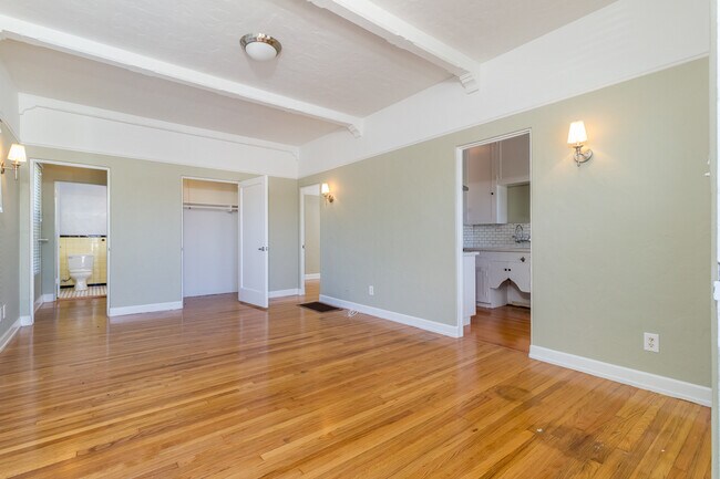 Foto del edificio - Charming Corner Unit One Bedroom! Large Pa...