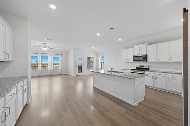 Building Photo - 3000 Llano Rd