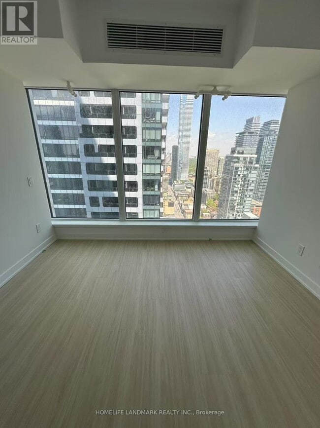 Photo du bâtiment - 8-4208 Wellesley St W